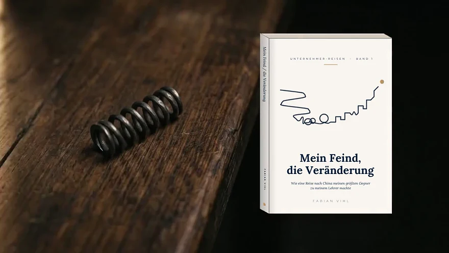 »Mein Feind, die Veränderung« neben einer Spiralfeder auf einer Holzbank